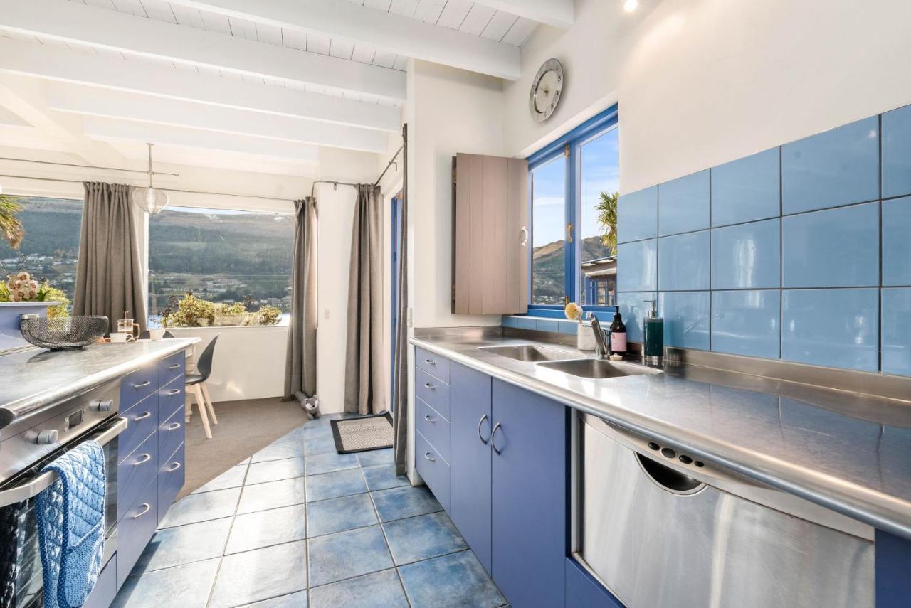 Sunny Lakeview Villa Queenstown Exteriör bild